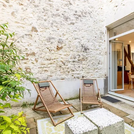 Les Marionnettistes, Atypique Avec Cour Privee Hyper Centre Place Ducale Διαμέρισμα